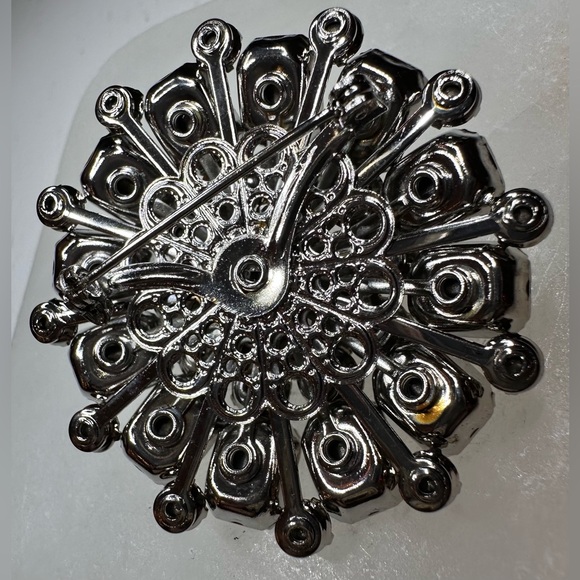 VINTAGE Brooch/Pin by Judy Lee
Sparkling rhinestones in Silvertone setting ￼ - Picture 4 of 10